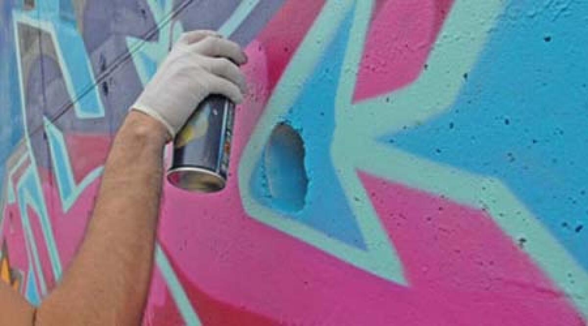 Movimento sospetto all'ex pastificio Chigi: era solo un writer all'opera - 