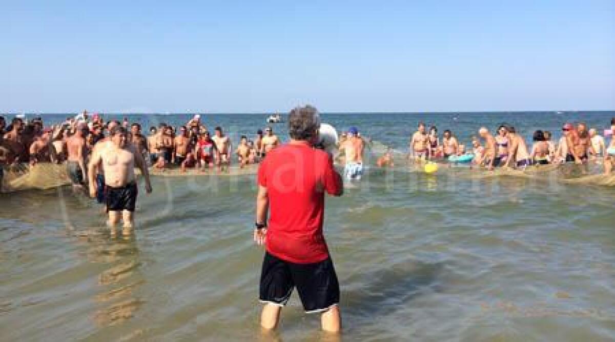 Foto: sulla spiaggia di Marina Centro rievocazione dell'antica pesca alla tratta - 