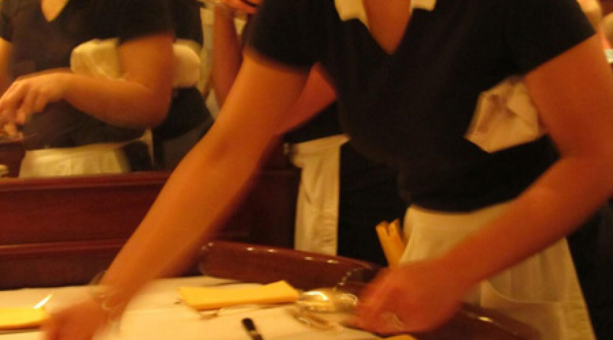 Video: sequestri a venditori abusivi, lavoratori schiavi e cibo scaduto in bar e ristoranti - 
