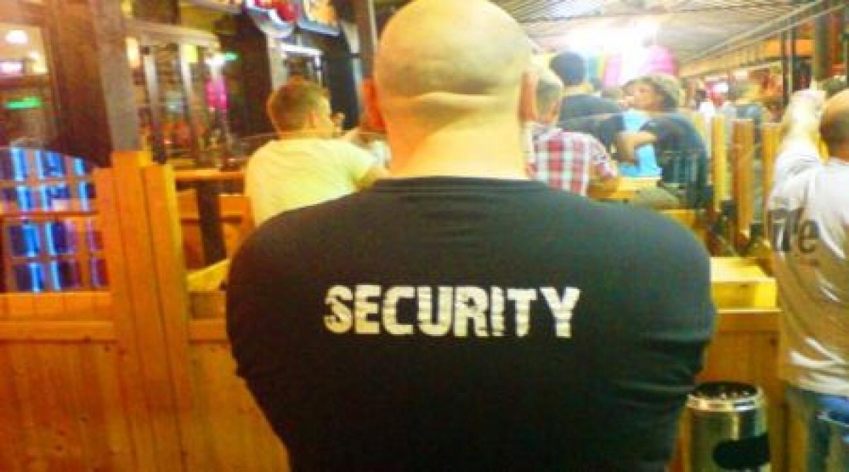 Ubriachi cacciati dal Rock Island insistono per entrare: finiscono in manette - 