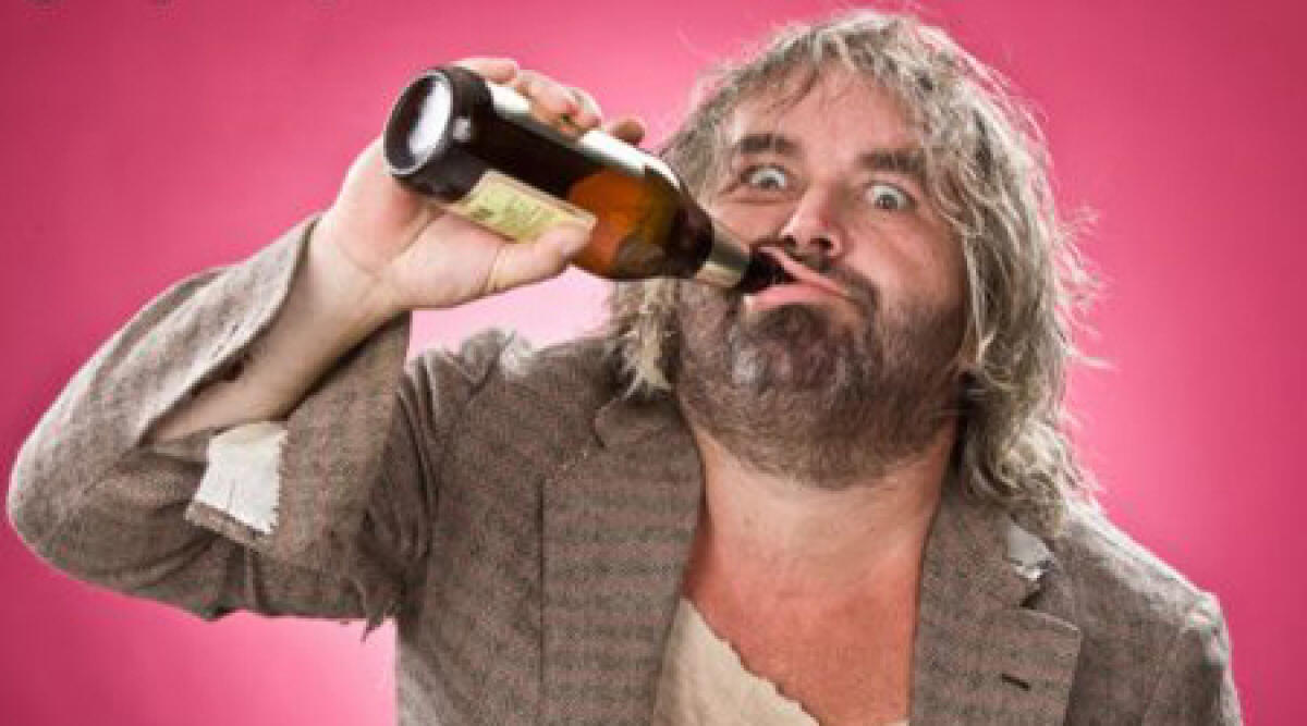 Follia serale di un clochard ubriaco: traffico interrotto, urina in strada e botte ai Carabinieri - 