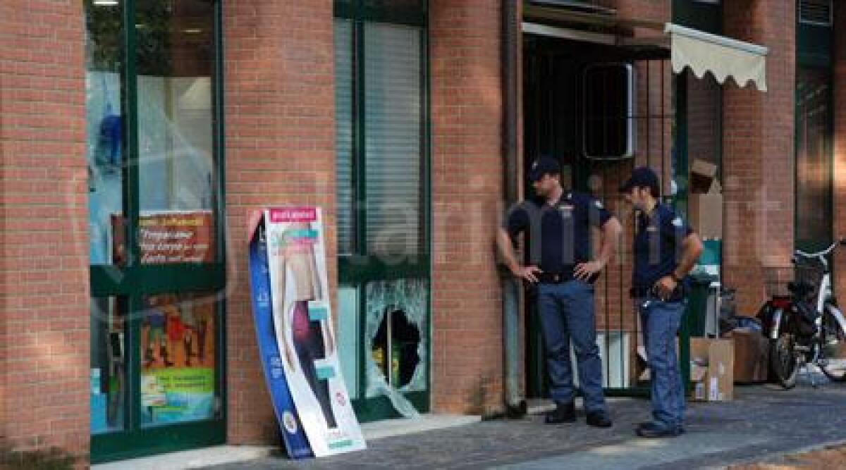 Assalto alla farmacia di via Tripoli, sfonda vetrina con tombino - 
