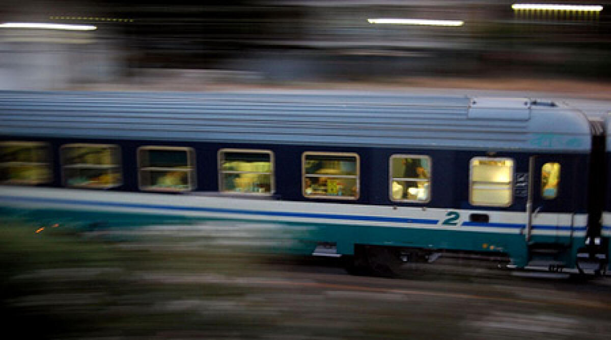 Vuole suicidarsi, cambia idea, ma il treno lo colpisce lo stesso -