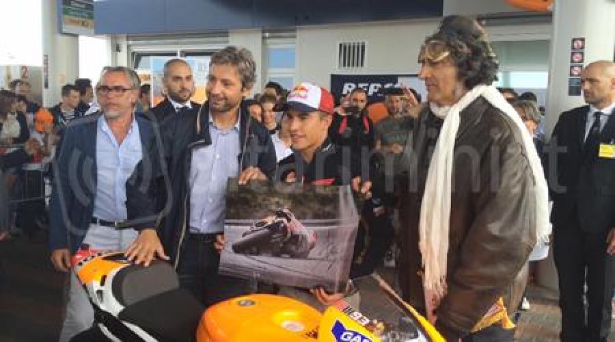 Video: Marc Marquez, bagno di folla alla stazione di servizio Repsol di Corpol&ograve; - 