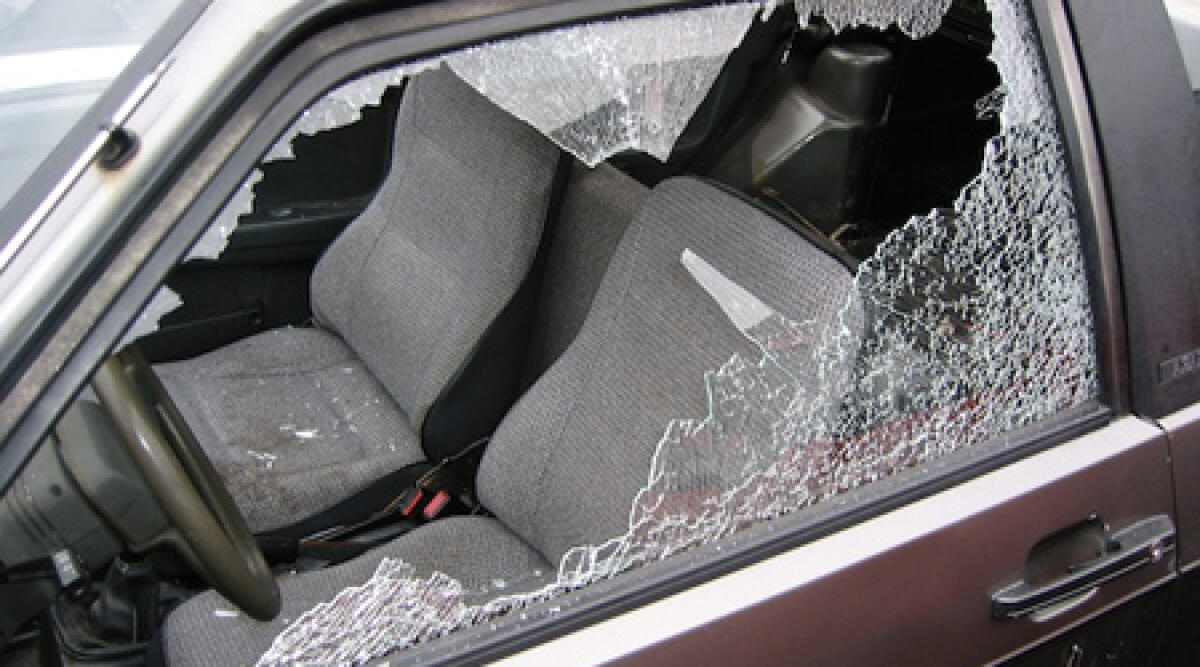 Follia di una donna, prende a calci e pugni un'auto: in ospedale per le ferite - 