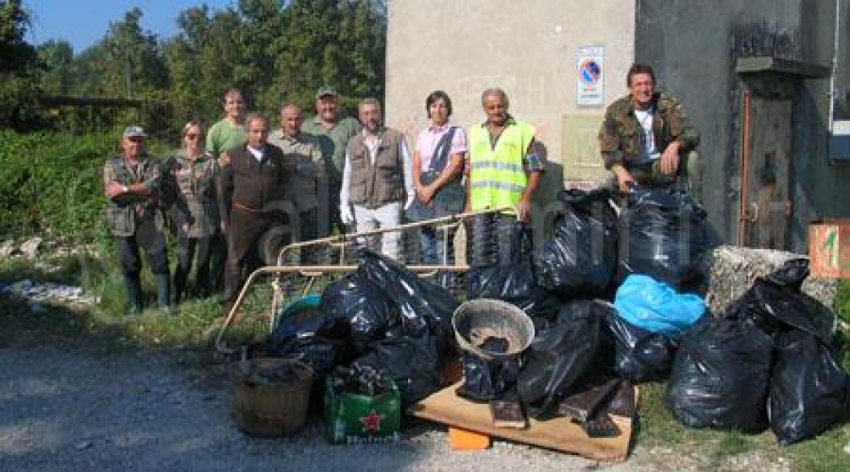 Foto: Santarcangelo, aree verdi e lago azzurro ripuliti da studenti e volontari - 