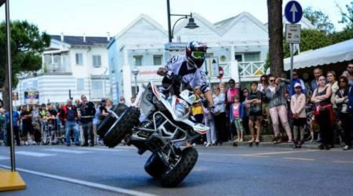 Lo stuntman Roberto Poggiali sul palco di Italia's Got Talent con il suo quad - 