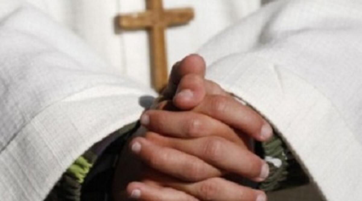 Marito geloso del prete prende a calci e pugni la moglie - 