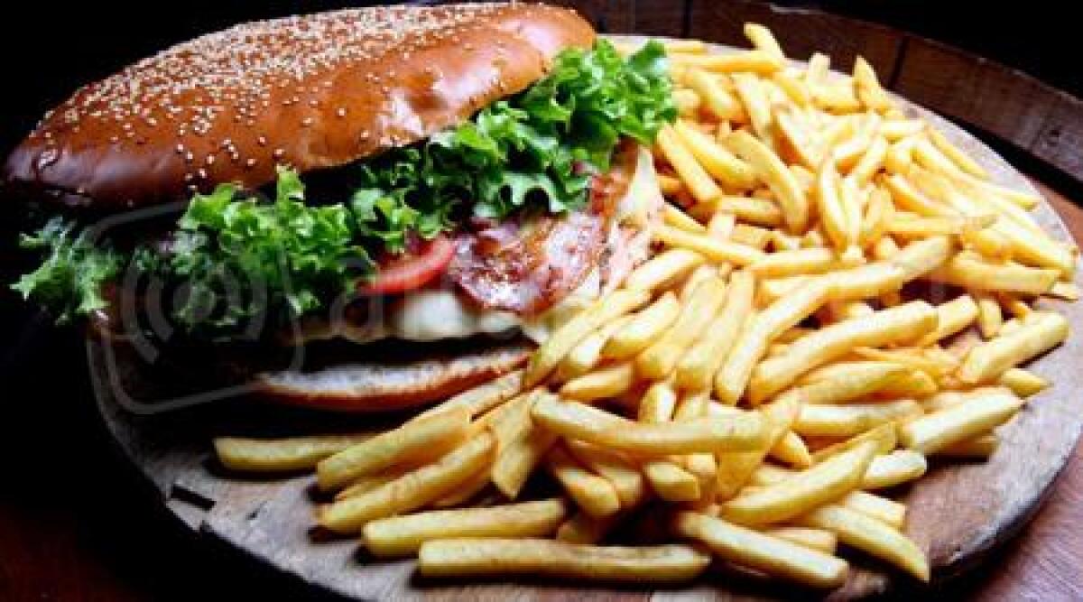 Rimini: contro ogni limite, ragazza sfida a ingoiare un hamburger gigante da 1,2 kg -