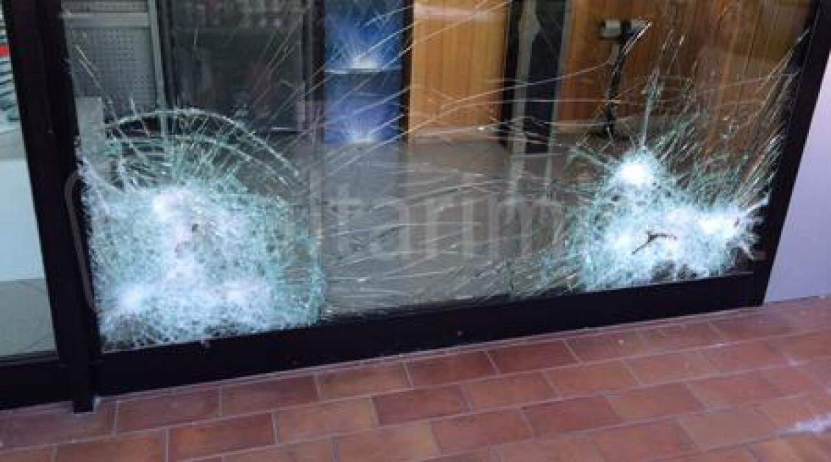 Spaccano a martellate vetrina di bici Matteoni, scatta l'allarme fallisce il colpo - 