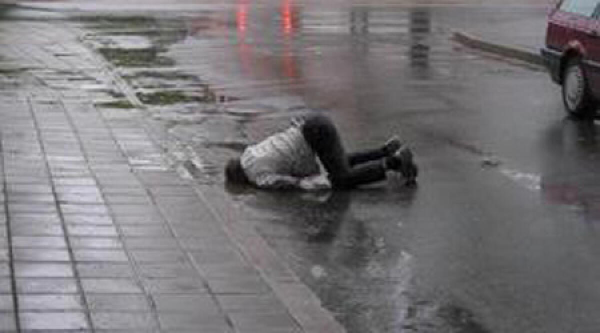 Uomo si accascia a terra, panico tra i passanti che temono infarto: era colpo di sonno - 