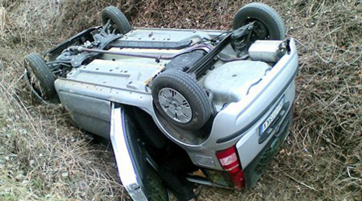 Rimini: 81enne si schianta contro un ostacolo con l'auto e finisce ruote all'aria - Foto di repertorio