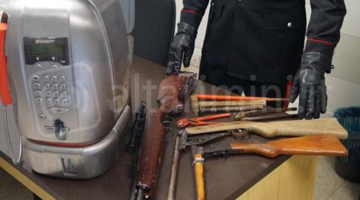 Nel riminese rubano di tutto: due 40enni portano via addirittura una cabina telefonica - 