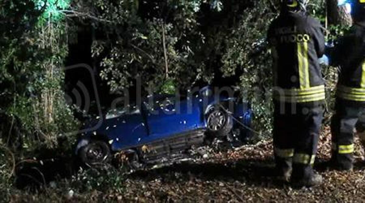 Fuori strada con l’auto a Poggio Berni, morto un ragazzo di 18 anni e quattro feriti -