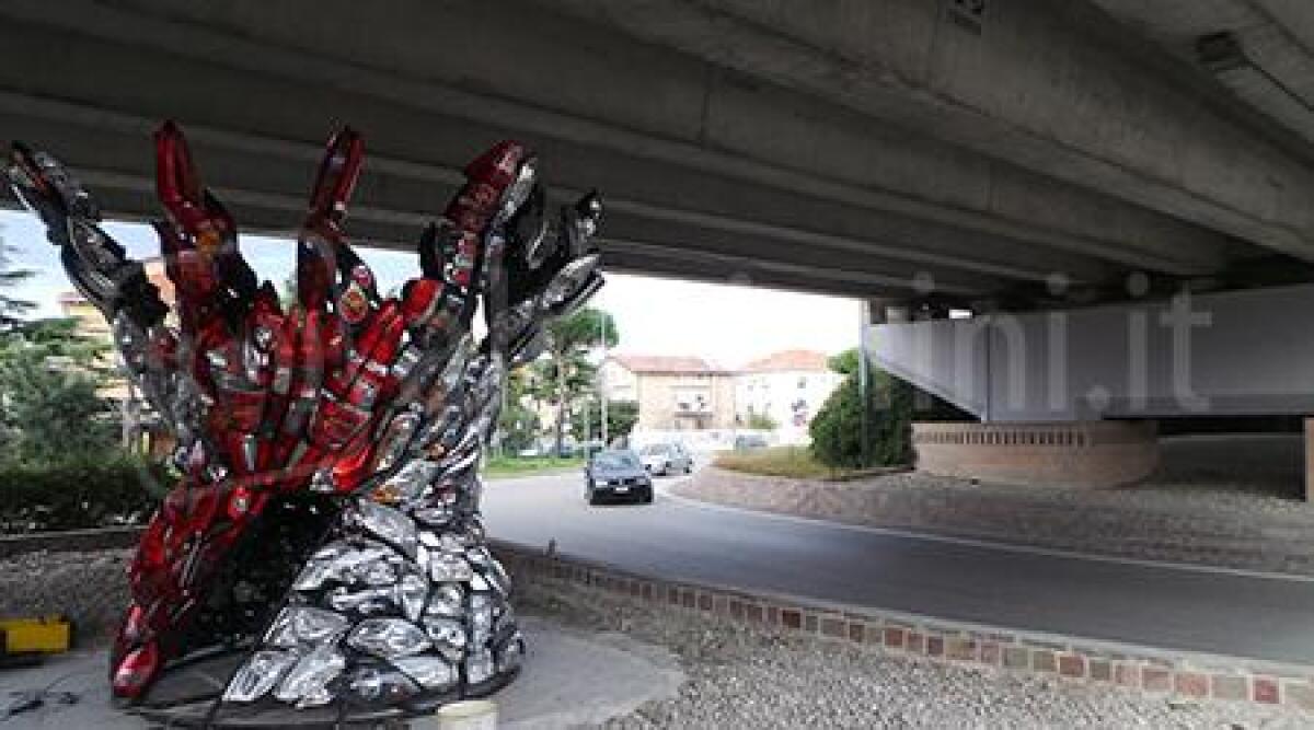Incrocio adriatica Marecchiese, posizionato l'albero della luce realizzato con 300 fanali - 