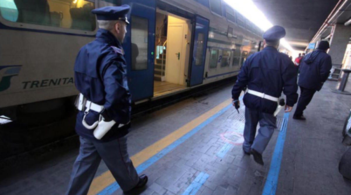 Tentato doppio suicidio a Rimini, Polfer trascina via due extracomunitari dai binari - 