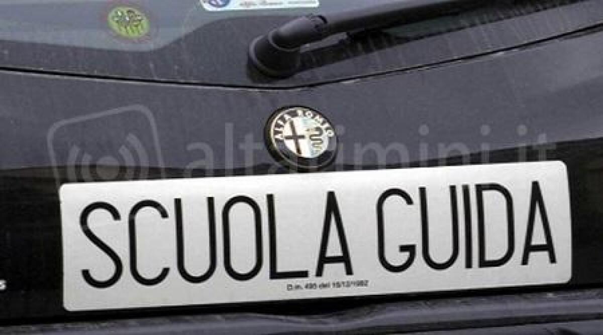 Rimini, bocciato all'esame di guida, pesta l'istruttore - 