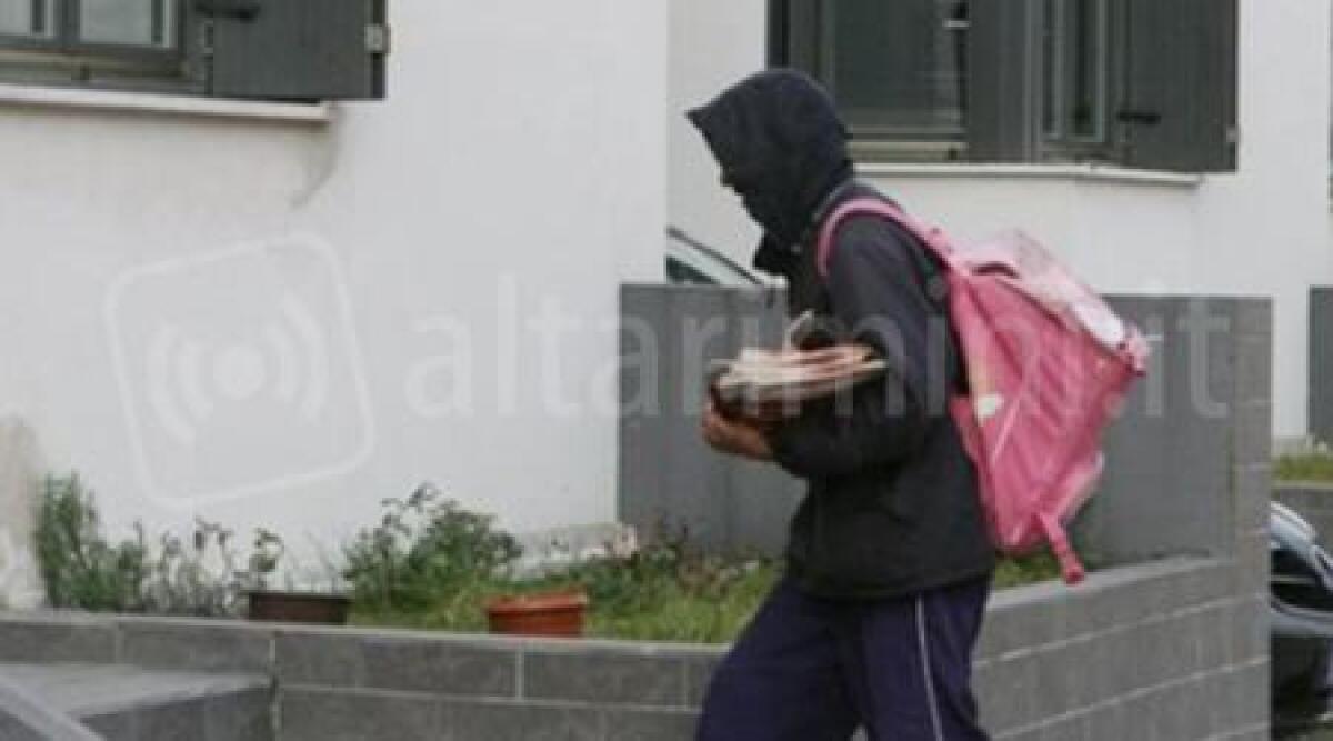 Afferra e bacia una ragazza mentre consegna la posta pubblicitaria, condannato - 