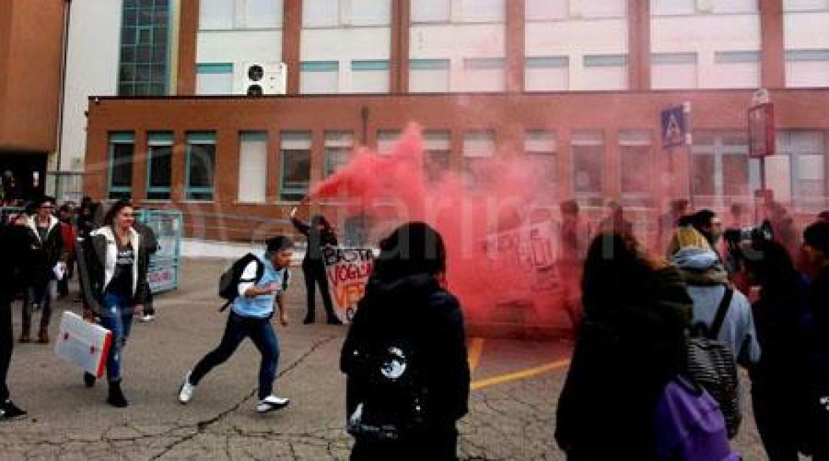Fumogeno scoppia davanti al liceo Serpieri: nuova protesta Collettivo Studenti Rimini -
