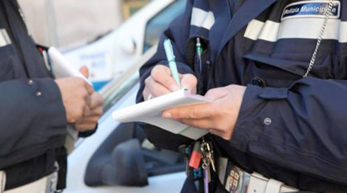 In moto contromano e multato, scrive insulti ai vigili sul verbale: nei guai 21enne - 