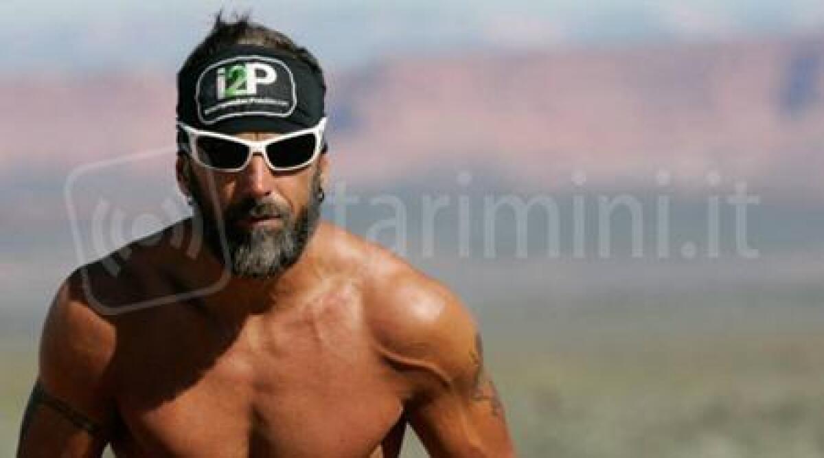 L'ultrarunner riccionese Stefano Gregoretti sfida il deserto in compagnia di due atleti -
