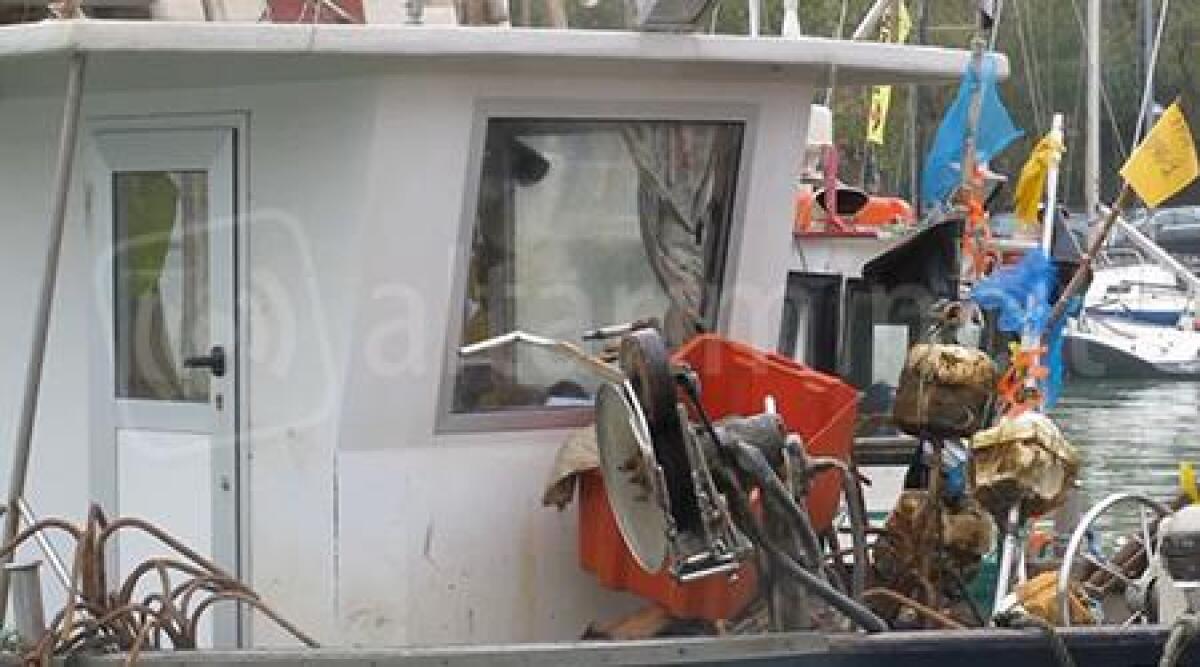 Pescatore disperso, la sua imbarcazione ha grossa falla: sale ipotesi speronamento -