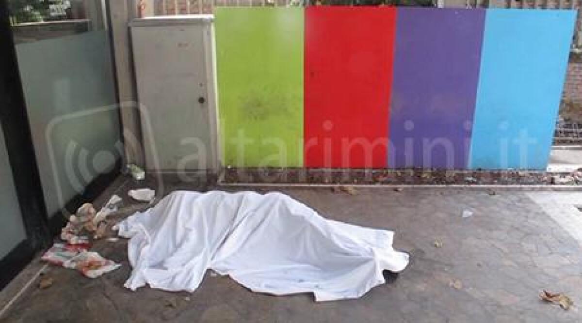 Video: Clochard 50nne trovato morto alla stazione di Rimini, stroncato da malore - 