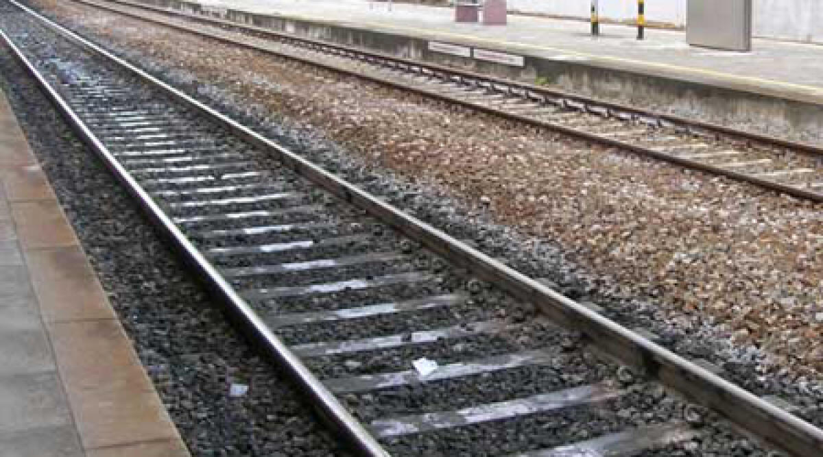 Suicida sui binari, ritrovata mano sotto ruota del treno: risolto il giallo a tinte horror -