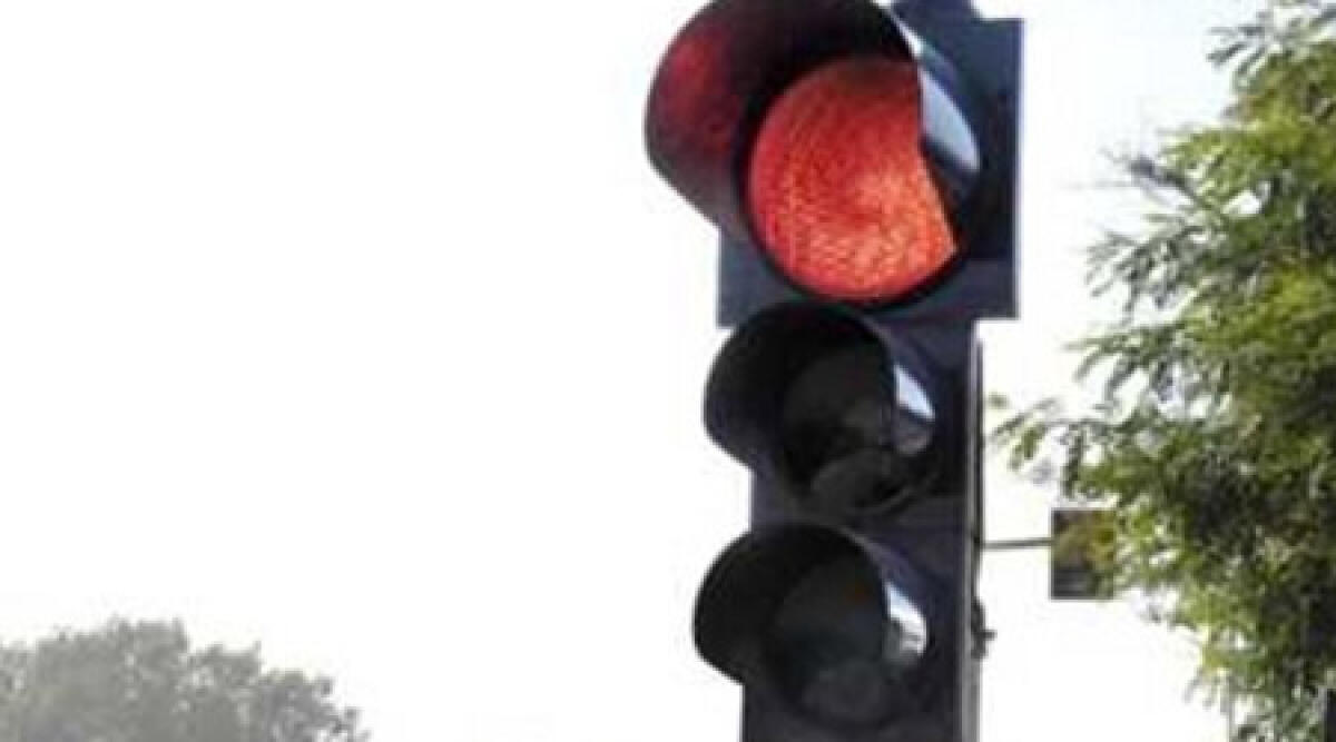Blackout spegne i semafori, traffico impazzito a Rimini con lunghe code - 