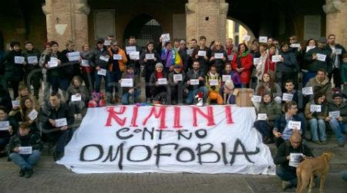 Video: Rimini, città colorata da gay e lesbiche. Solidarietà al cuoco vittima di omofobia -