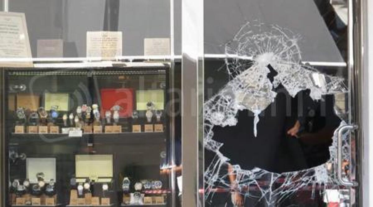 Video: rapina a mano armata al Luxury Watches, in manette uno dei malviventi - 