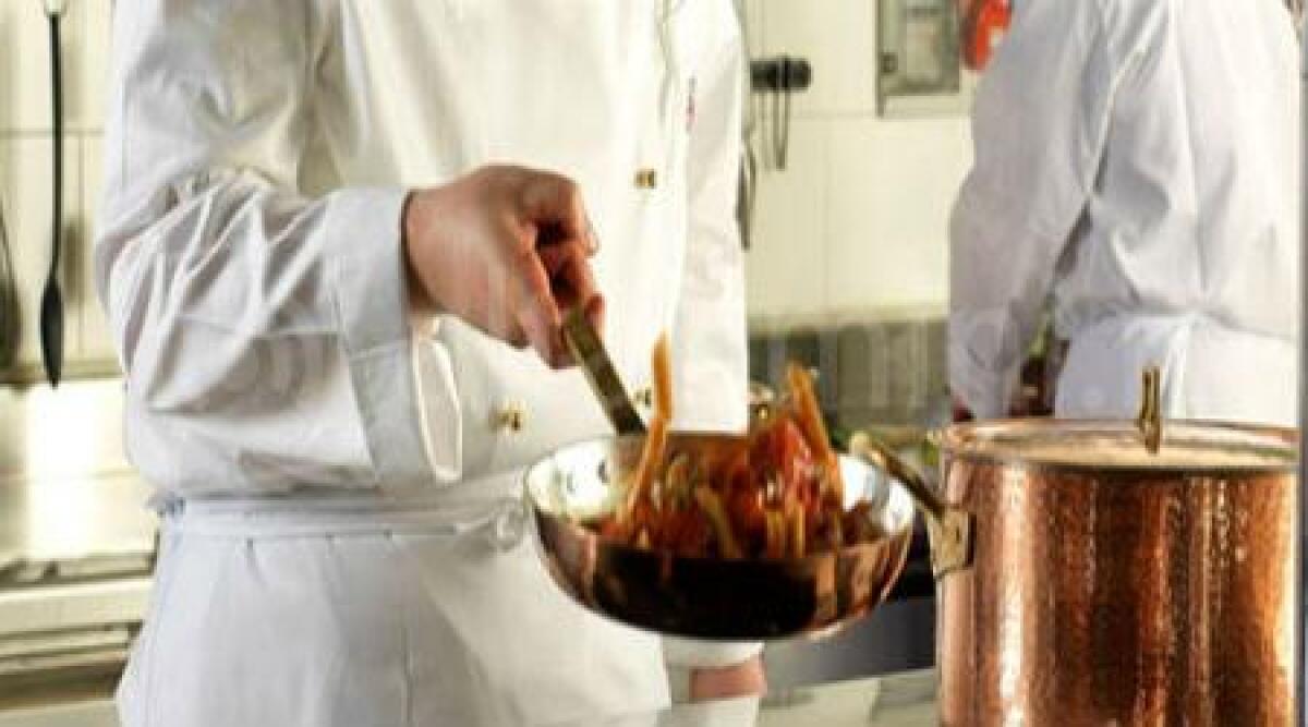 Rimini, obbliga il cuoco gay a far sesso con prostituta, denuciato ristoratore omofobo - 