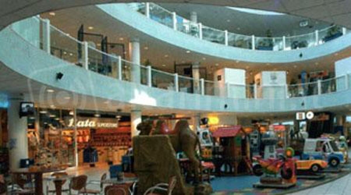 Ruba la borsa al centro commerciale 'Azzurro', 40enne incastrato dalle telecamere - 