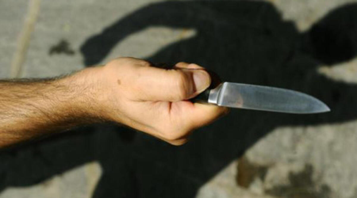 Sangue in piazza Ferrari a Rimini: la lite degenera in rissa, una persona accoltellata - 