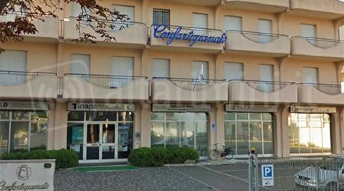 Rimini, divampa incendio nella notte, danneggiata la sede della Confartigianato - 