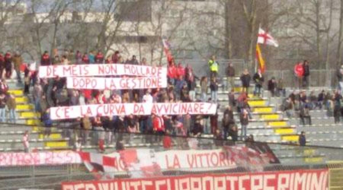 Rimini Calcio, i tifosi espongono striscioni: 'Curva da avvicinare' - 