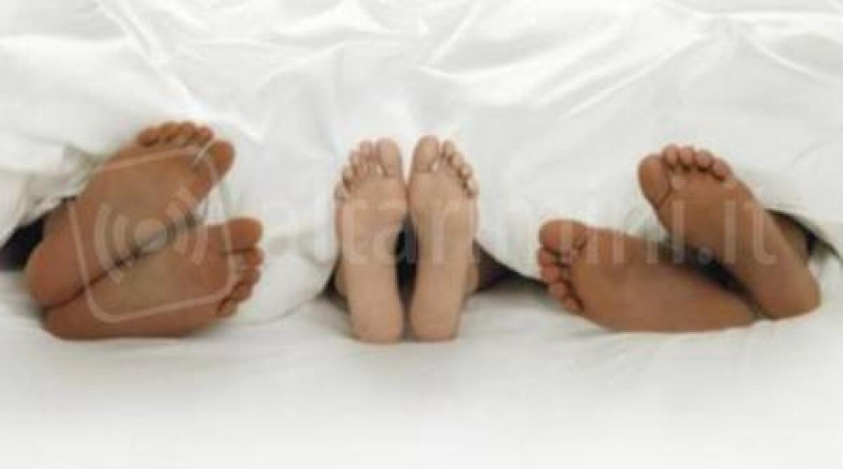 Coppia invita in hotel un loro conoscente per fare sesso a tre e lo rapinano, condannati - 