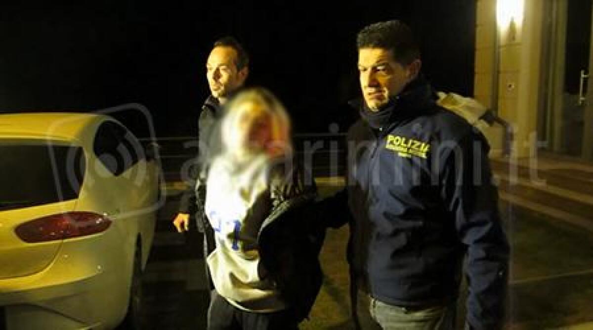Video: blitz della Polizia, fermati i due sfruttatori. Prostituta accoltellata, si era ribellata -