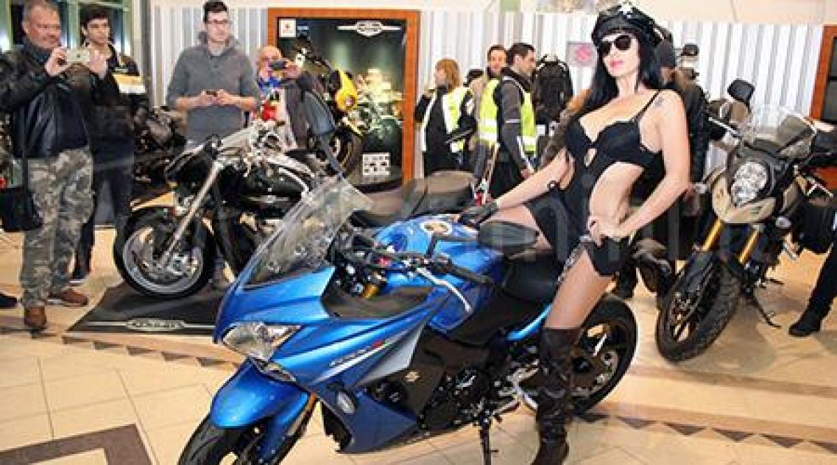 Rimini, sexy modelle alla presentazione della nuova Suzuky Gsx-s 1000 da Ugolini -