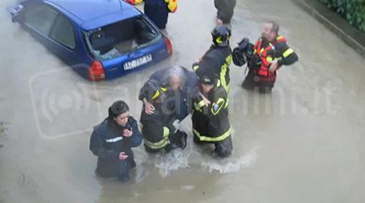 Video: maltempo, il salvataggio della donna intrappolata in auto a Viserba di Rimini - 