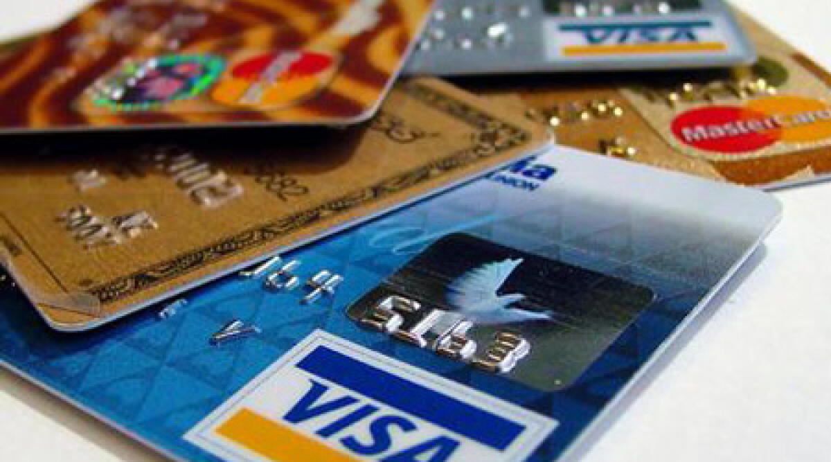 Riccione, rubano carta di credito e fanno acquisti per 2000 euro: denunciati - 