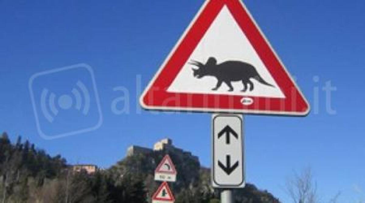 Verucchio: spiritosi modificano segnali stradali di pericolo, &quot;Attenzione dinosauri&quot; - 