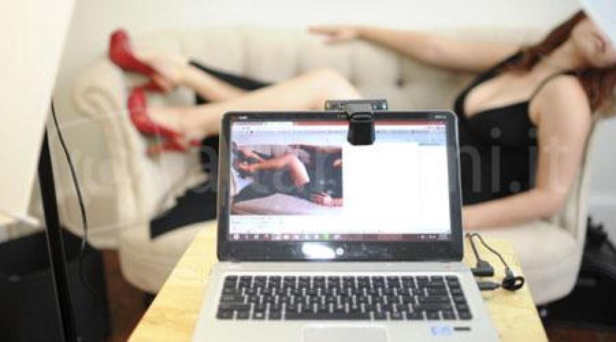 Video: trappola in rete a luci rosse. Si masturba in web cam, ricattato 34enne riminese - 