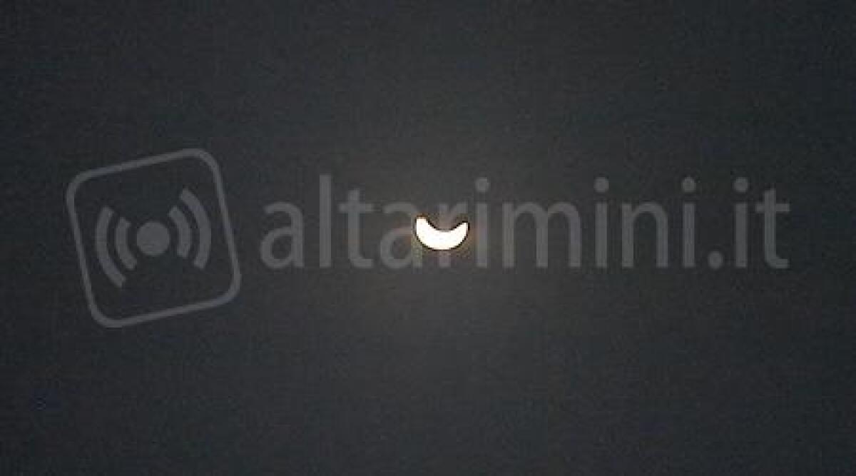 Video: il sole nero oscura Rimini, le immagini dell'Eclissi - 