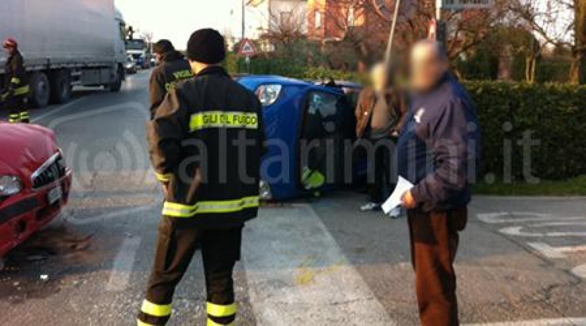 Foto: incidente all'incrocio di via Tavoleto-Raffaelli a Misano, auto cappottata -