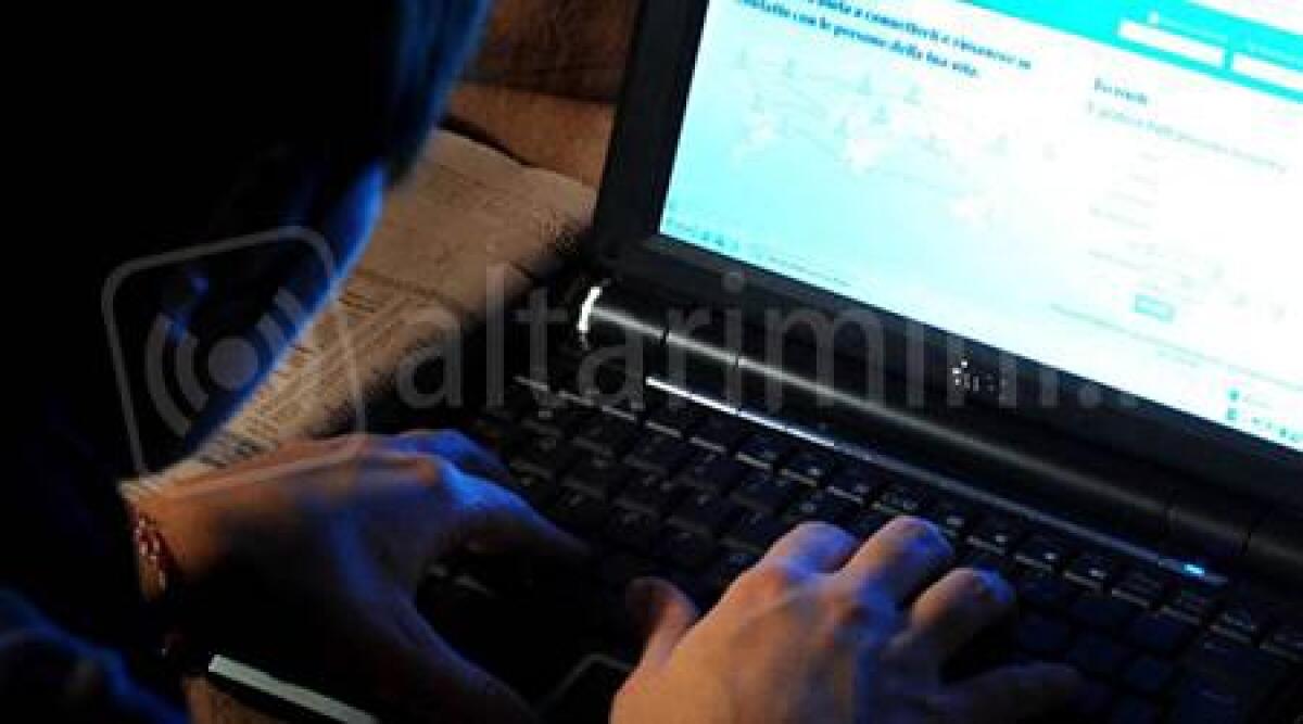 Si finge donna su Fb per screditare rivale, relazione arrivata a scambiarsi foto hot -