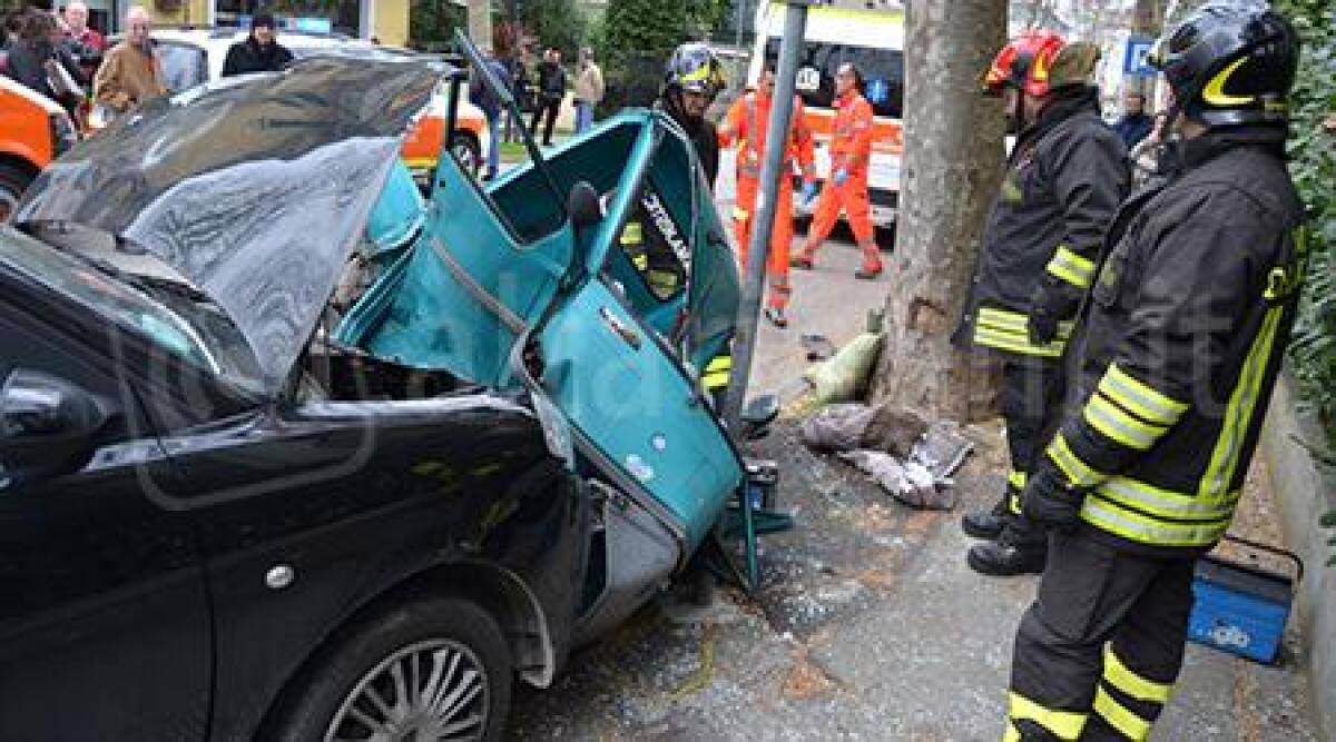Video: terribile incidente con l'Ape car. Coppia travolta da un'auto a Cattolica, gravissimi -