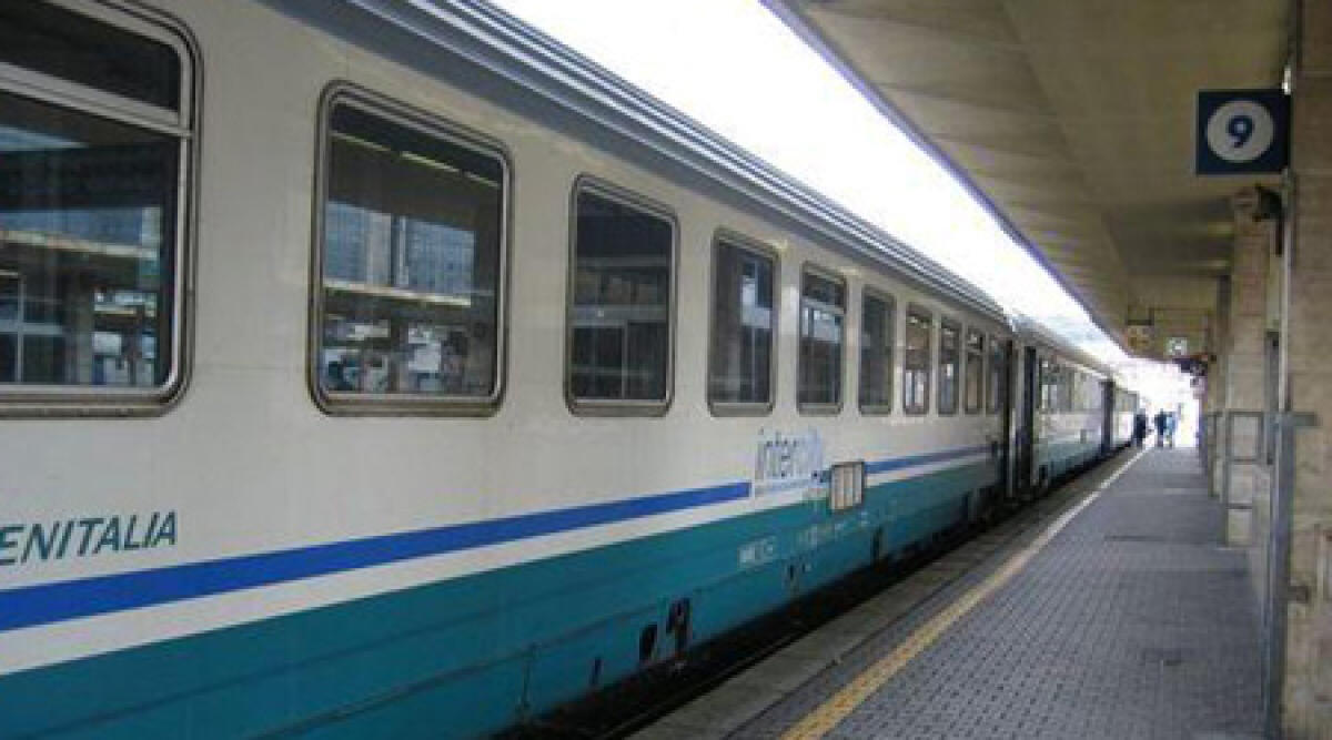 Semina lo scompiglio sul treno a Rimini, poi a Ravenna cerca di rubare pistola ad Agente - 