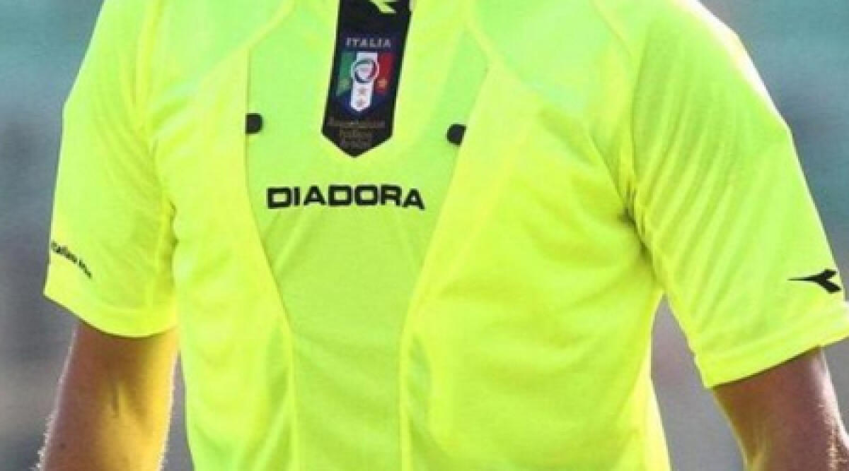 Genitori agitati durante una partita di calcio, l'arbitro fugge e si chiude negli spogliatoi - 