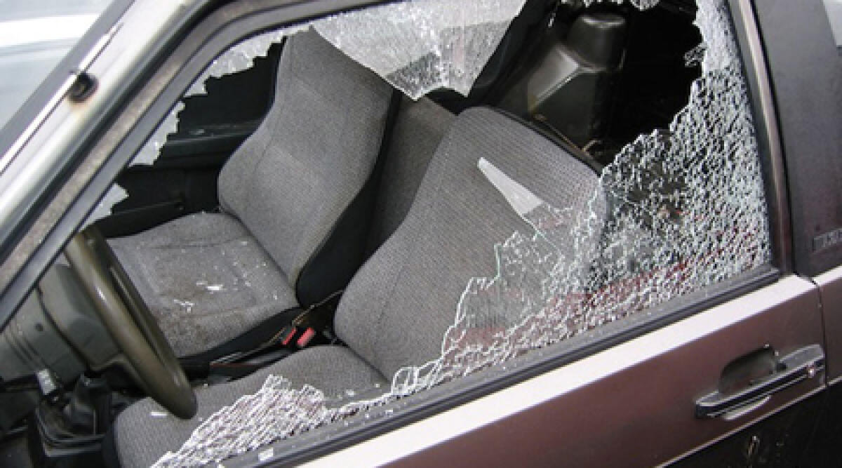 Rompono finestrini di auto con il martello, ladri fermati nel parcheggio della discoteca -